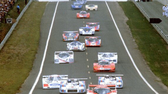 Le Mans 1982. Vorne (Nr.1) 956 LH mit Derek Bell und Jacky Ickx, die den ersten Platz im Gesamtklassement erreichten. Dahinter (Nr.2) der 956 LH mit Jochen Mass und Vern Schuppan (2. Pl.Ges.Kl.). Im Hintergrund der dritte 956 LH (Nr. 3), der mit Hurley Haywood, Jürgen Barth und Al Holbert den 3. Pl.Ges.Kl. erreichten. Der Einsatz in Le Mans war nach Silverstone 1982 der zweite Werkseinsatz des 956.