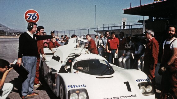 Daytona 1984, erstes Rennen des Porsche 962, links Norbert Singer, rechts neben ihm Herbert Spier, am Spoiler Werner Hillburger, rechts (mit grauen Haaren) Roland Bemsel
